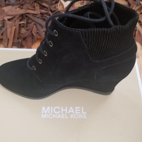 Michael Kors Carrigan Booties, NWB - Picture 12 of 14